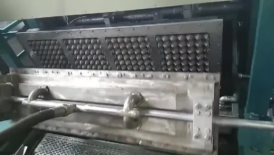 Capacidad semiautomática 2000-4000 piezas Bandeja de plato de fruta de huevo de papel que forma la máquina
